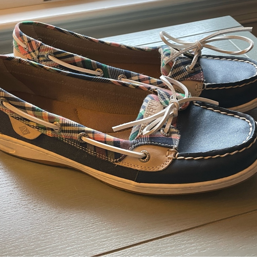 Women’s 10M Sperry angelfish plaid loafers navy plaid gently used
